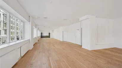 Moderne kontor i starten af Vesterbrogade. Moderne kontor i starten af Vesterbrogade.