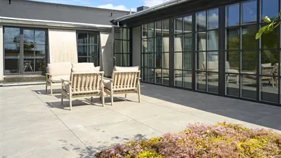 Nyindrettet kontor midt i byen med tagterrasse og parkering Nyindrettet kontor midt i byen med tagterrasse og parkering